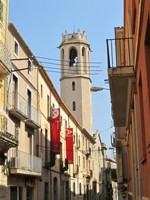 El campanar de la Santíssima Trinitat des del carrer de la Font.